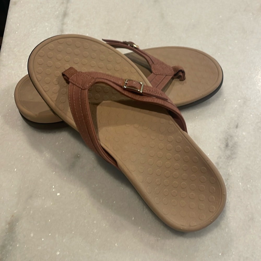 New Vionic flip flops